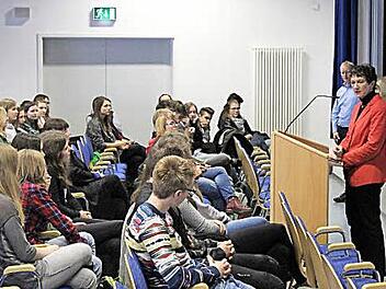 Inge Aures im Gespr&auml;ch mit den Gymnasiasten Foto: privat