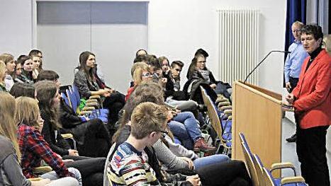 Inge Aures im Gespr&auml;ch mit den Gymnasiasten Foto: privat