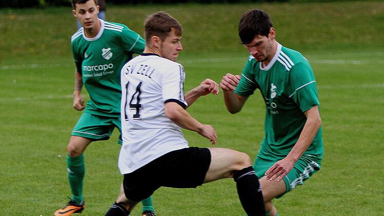 Zweikampf  zwischen dem Zeller Christoph Ullrich (links) und dem Kirchlauterer Steffen Hämmerlein (rechts)