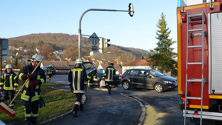 Ein Auffahrunfall ereignete sich am späten Freitagnachmittag  an der Garitzer Kreuzung. Dabei lief auch Öl aus. Foto: Peter Rauch
