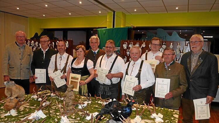 Zahlreiche langj&auml;hrige Mitglieder der Kreisgruppe wurden bei der Hegeschau vom Vorsitzenden Helmut Siegh&ouml;rtner (links) und dem Landtagsabgeordneten Steffen Vogel (F&uuml;nfter von links ) geehrt.