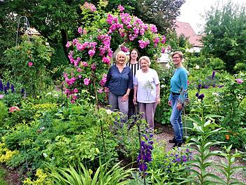 Kronachs Vorzeigegarten - das 2000 Quadratmeter große farbenfrohe Anwesen der Familie Peetz, Wachtersflur 1, mit üppigen Blütenbeeten, Rosensträuchern und  Bäumen. Petra Peetz, Tochter Annalena und Oma Anni sowie Kreisfachberaterin Beate Singhartinger (v. l.) gf