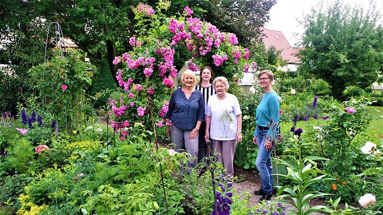 Kronachs Vorzeigegarten - das 2000 Quadratmeter große farbenfrohe Anwesen der Familie Peetz, Wachtersflur 1, mit üppigen Blütenbeeten, Rosensträuchern und  Bäumen. Petra Peetz, Tochter Annalena und Oma Anni sowie Kreisfachberaterin Beate Singhartinger (v. l.) gf