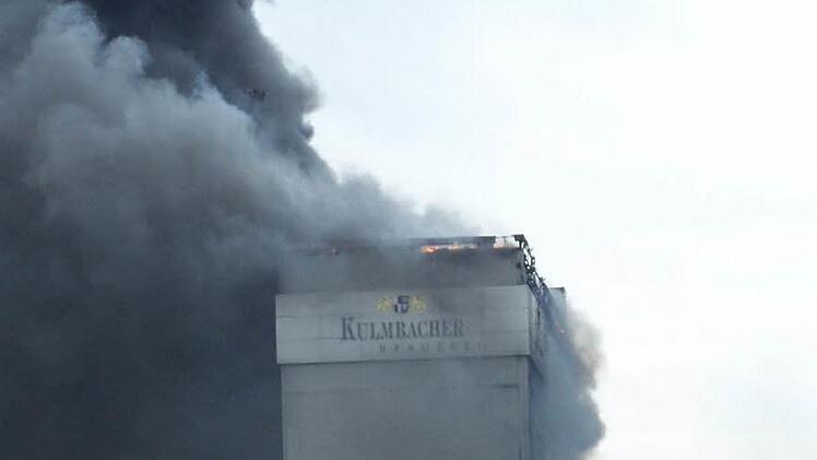 Beim Brand des EKU-Lagerkellers breitete sich über der Stadt eine enorme Rauchwolke aus.  Archiv/Stephan Tiroch