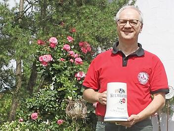 Ottmar Kerner mit dem Ehrenkrug zum DFB-Pokalsieg 2007 vor den nürnbergroten Rosen seiner Frau. Foto: Niklas Schmitt