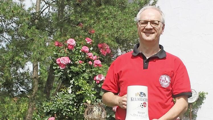 Ottmar Kerner mit dem Ehrenkrug zum DFB-Pokalsieg 2007 vor den nürnbergroten Rosen seiner Frau. Foto: Niklas Schmitt