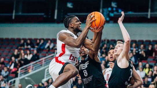 Der Bamberger Retin Obasohan zieht im Hinspiel in Riga zum Korb. Foto: championsleague.basketball