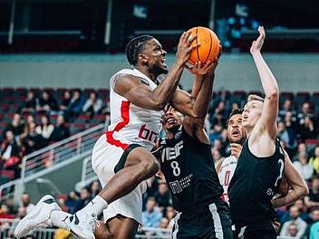 Der Bamberger Retin Obasohan zieht im Hinspiel in Riga zum Korb. Foto: championsleague.basketball