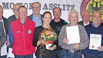 Verleihung von Urkunden, Ehrennadeln und Präsenten für treue Mitgliedschaft beim AMC und beim ADAC; rechts: der neu gewählte Zweite Vorsitzende Roland Werner. An Katharina Albert (Mitte) wurde die silberne Ewald-Kroth-Medaille verliehen.