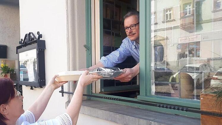 Seniorchef Gerald Hofmann reicht die Speisen aus dem Fenster. Auch die "Zunftstube" setzt auf den Außer-Haus-Verkauf. Foto: privat