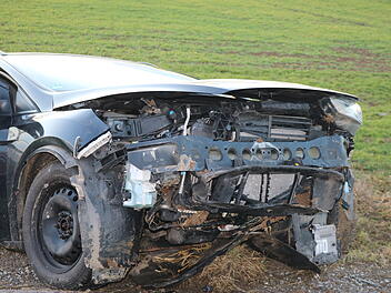 Zwei Fahrzeuge im Kreuzungsbereich kollidiert