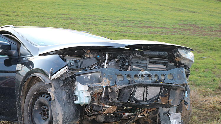 Zwei Fahrzeuge im Kreuzungsbereich kollidiert