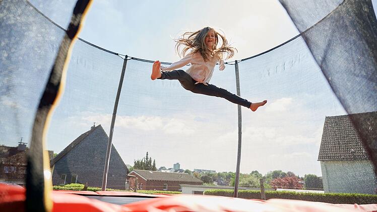 Ein Sommer voller Spaß und Action - mit den Trampolinen von Hudora