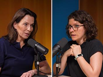 Anne Will (links) und Ann-Kathrin B&uuml;&uuml;sker sprechen im Podcast "Politik mit Anne Will" &uuml;ber die zur&uuml;ckliegende Hitzewelle.