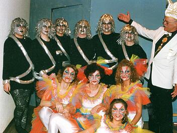 Aus alten Tagen: "Opa" Walter Güldner (†) und eine Tanzgruppe der Großen Garde . Güldner war von Gründung des damaligen "Nüdlinger Elferrats" 1963 an bis 1981 und von 1984 bis Ende der 90-er Jahre Sitzungspräsident. Foto: Archiv