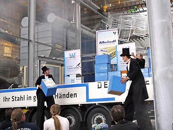 Die Mitglieder der Theatergruppe Chapeau Bas spielten den Umzug von Raindorf nach Höchstadt nach. Fotos: Pauline Lindner