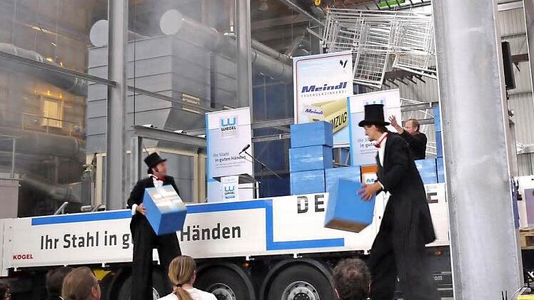 Die Mitglieder der Theatergruppe Chapeau Bas spielten den Umzug von Raindorf nach Höchstadt nach. Fotos: Pauline Lindner