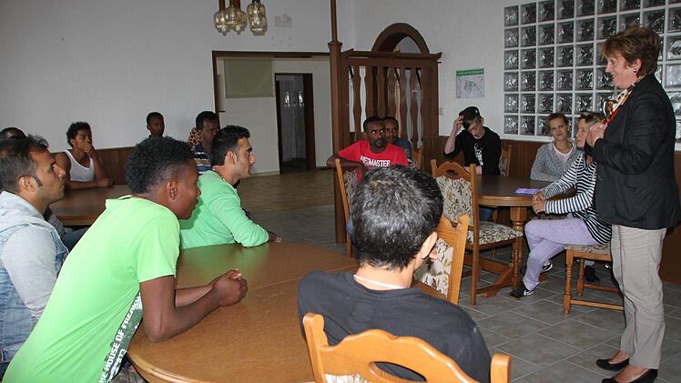 Bürgermeisterin Brigitte Meyerdierks begrüßt die Flüchtlinge.