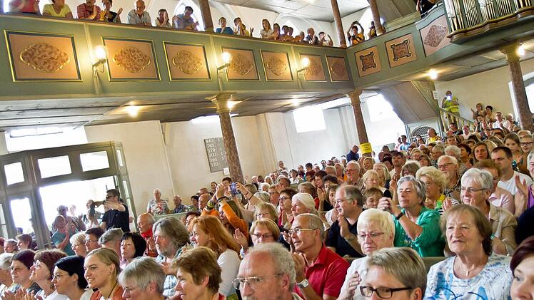 Die Quastenflosser wurden bei ihrem Auftritt in der Coburger Heilig-Kreuz-Kirche begeistert gefeiert.  Foto: Jochen Berger