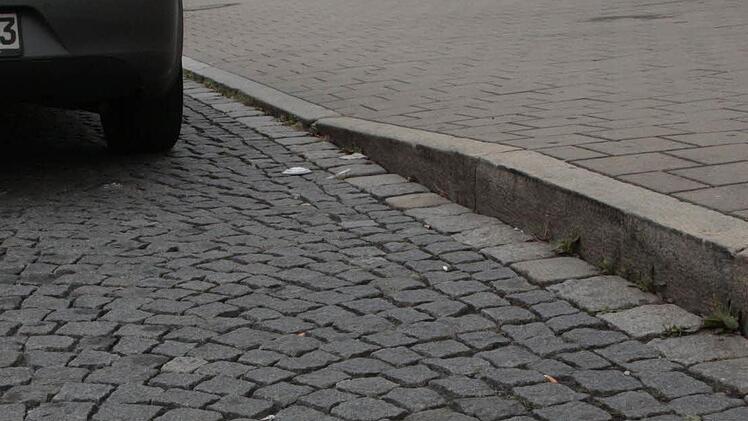 Parkflächen am BahnhofsplatzFahrlehrer: An abgesenkten Bordsteinen sind Parkplätze unzulässig. Zudem fehlen Busparkplätze. Die Verkehrsführung ist unklar, es wird zu schnell gefahren.Vorschlag: Schritt-Tempo und neue Parkregelung!Stadt/Polizei: Hier gelte es, Kompromisse zu schließen, sind sich Polizei und Ordnungsamt einig. Grundsätzlich sei Parken an abgesenkten Bordsteinen unzulässig. Aber: "Wir können die Radler doch nicht über hohe Bordsteinkanten jagen", findet Backer. Dies lasse sich d...
