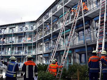 Handarbeit gefragt: Wegen der engen Verhältnisse und der zum Teil körperlich eingeschränkten "Patienten" konnten diese nur über Steckleitern aus dem Gebäude gerettet werden.  Fotos: Peter Rauch