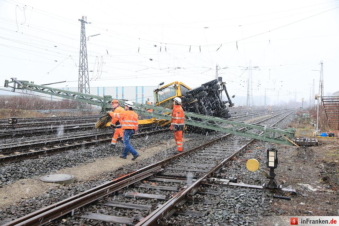 Forchheim: Bagger kippt auf Bahngleis