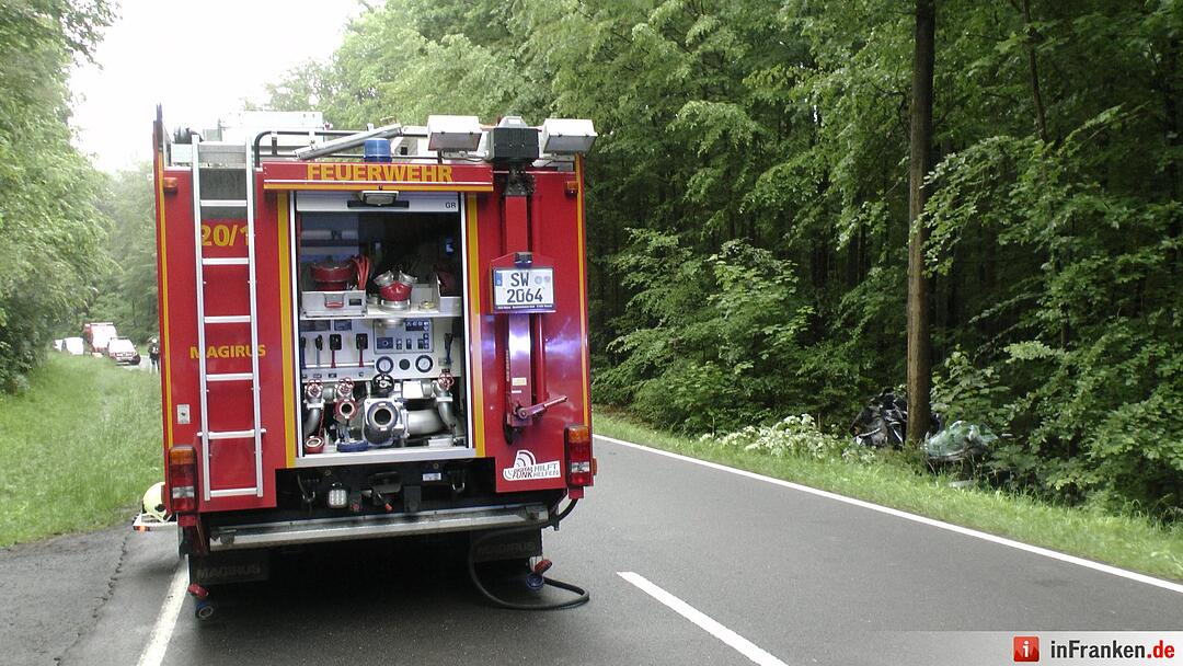 Schrecklicher Unfall erst in den Morgenstunden entdeckt - Fahrer verstirbt in seinem Auto
