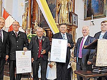 Die beiden Geehrten mit ihrer Urkunde und ihren Gratulanten in der St.-Bonifatius-Kirche.  Foto: Petra Malbrich