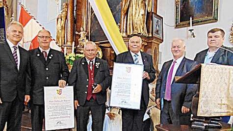 Die beiden Geehrten mit ihrer Urkunde und ihren Gratulanten in der St.-Bonifatius-Kirche.  Foto: Petra Malbrich