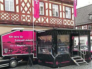 Am Infomobil der Telekom vor dem Rathaus von Bad Staffelstein können sich die Bürger weiter informieren. Hier findet am 23. Februar außerdem die Ziehung der Gewinner des Preisausschreibens statt. Foto: Andreas Welz