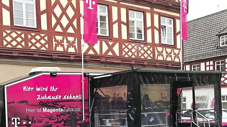 Am Infomobil der Telekom vor dem Rathaus von Bad Staffelstein können sich die Bürger weiter informieren. Hier findet am 23. Februar außerdem die Ziehung der Gewinner des Preisausschreibens statt. Foto: Andreas Welz