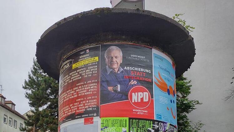 Die Linke greift die "Stadtreklame" für NPD-Plakate an. Über das Unternehmen würde laut Titus Schüller die SPD an der Werbung kräftig mitverdienen. Foto: Titus Schüller
