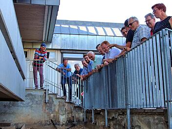 Kein Schmuckstück ist der Aufgang zum Verwaltungsgebäude der Maßbacher Mittelschule. Der Marktgemeinderat war vor Ort und genehmigte die Sanierung. Die Arbeiten werden in den Sommerferien von Bauhof-Arbeitern durchgeführt.  Foto: Dieter Britz