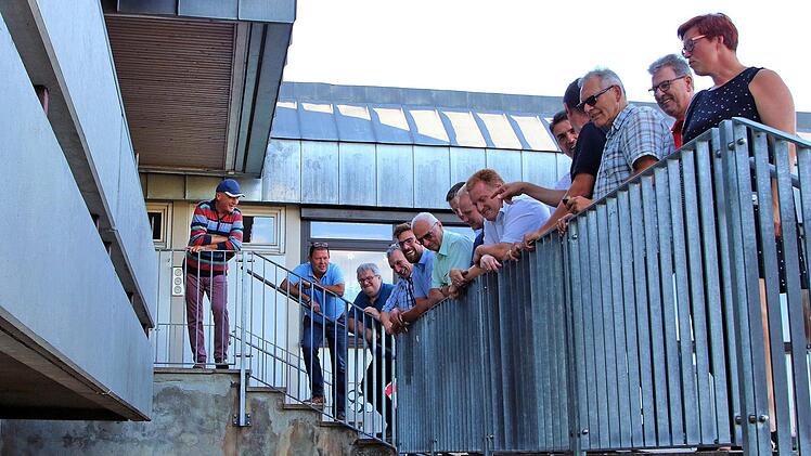 Kein Schmuckstück ist der Aufgang zum Verwaltungsgebäude der Maßbacher Mittelschule. Der Marktgemeinderat war vor Ort und genehmigte die Sanierung. Die Arbeiten werden in den Sommerferien von Bauhof-Arbeitern durchgeführt.  Foto: Dieter Britz