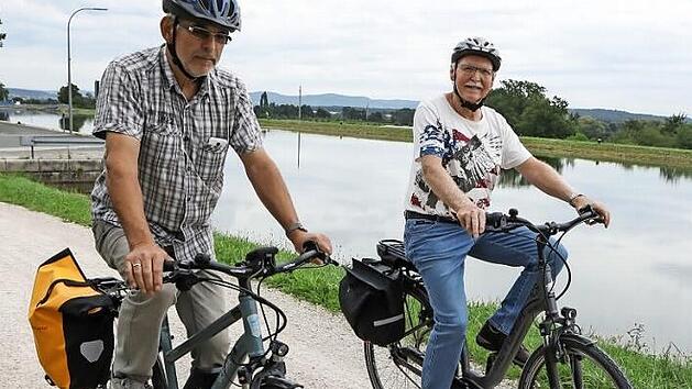 Zwei radfahrende Pendler auf dem Kanalweg bei Hausen  Foto: Barbara Herbst