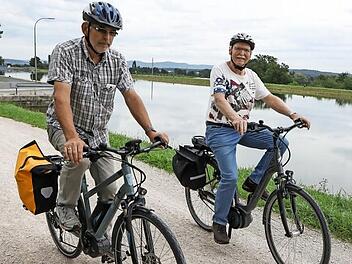 Zwei radfahrende Pendler auf dem Kanalweg bei Hausen  Foto: Barbara Herbst