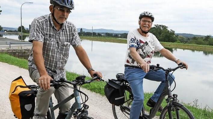 Zwei radfahrende Pendler auf dem Kanalweg bei Hausen  Foto: Barbara Herbst