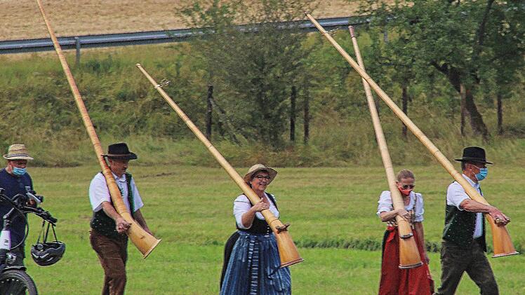 Die Alphornbläsergruppe "Schwarze Berge" aus der Rhön umrahmte den  Wortgottesdienst mit Kräuter- und Traktorensegnung im Kloster Maria  Bildhausen. Foto: Dieter Britz