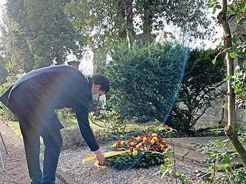 Oberbürgermeister Dominik Sauerteig legte am Grab der Familie Hansen einen Kranz nieder. Foto: Stadt Coburg
