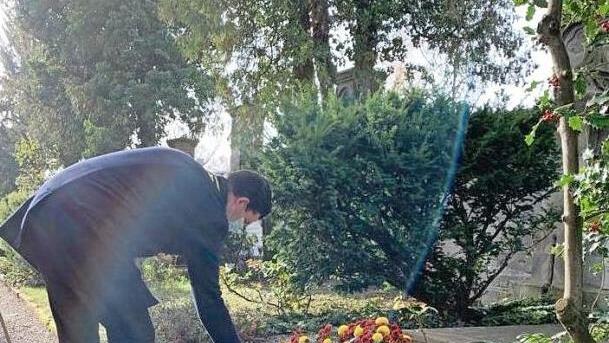 Oberbürgermeister Dominik Sauerteig legte am Grab der Familie Hansen einen Kranz nieder. Foto: Stadt Coburg