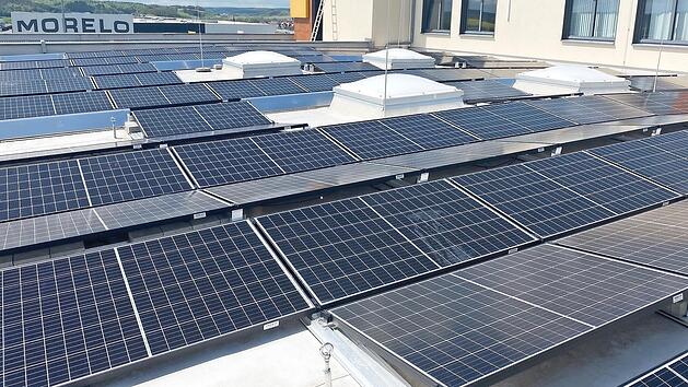 Insgesamt wurden 218 Solarmodule auf dem Fahrsicherheitszentrum in Schl&uuml;sselfeld angebracht.
