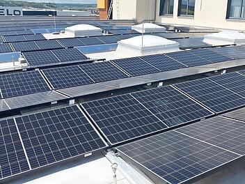 Insgesamt wurden 218 Solarmodule auf dem Fahrsicherheitszentrum in Schlüsselfeld angebracht.