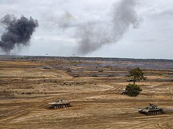 Während der Militärübungen «Union Courage-2022» zwischen Russland und Belarus auf dem Truppenübungsplatz Obuz-Lesnovski fahren Panzer über das Gelände. Russland hat Truppen nach Belarus entsandt, um dort bis Sonntag umfassende gemeinsame Militärübungen abzuhalten, was im Westen die Befürchtung schürt, Moskau könnte die Übung nutzen, um die Ukraine von Norden her anzugreifen. Foto: