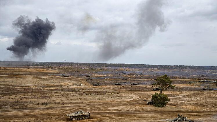Während der Militärübungen «Union Courage-2022» zwischen Russland und Belarus auf dem Truppenübungsplatz Obuz-Lesnovski fahren Panzer über das Gelände. Russland hat Truppen nach Belarus entsandt, um dort bis Sonntag umfassende gemeinsame Militärübungen abzuhalten, was im Westen die Befürchtung schürt, Moskau könnte die Übung nutzen, um die Ukraine von Norden her anzugreifen. Foto: