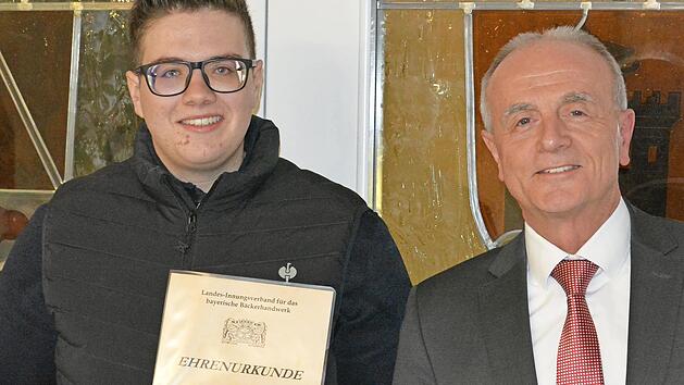 Nick Deinlein wurde von B&uuml;rgermeister Markus Gr&uuml;ner ausgezeichnet.