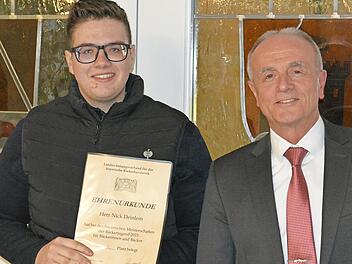 Nick Deinlein wurde von Bürgermeister Markus Grüner ausgezeichnet.