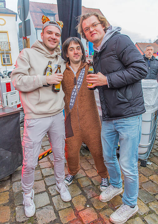 Buntes Faschingstreiben begeistert groß und klein.