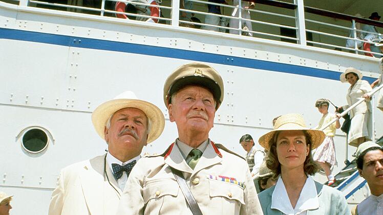 Colonel Carbury (John Gielgud, Mitte) versucht mit Dr. Sarah King (Jenny Seagrove) und Detektiv Hercule Poirot (Peter Ustinov, li.), den M&ouml;rder zu finden.