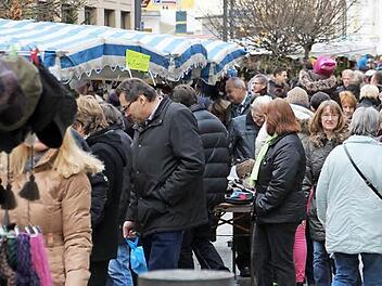 Der Andrang beim verkaufsoffenen Sonntag in Bad Staffelstein war groß. In der Bahnhofstraße waren viele Leute unterwegs.