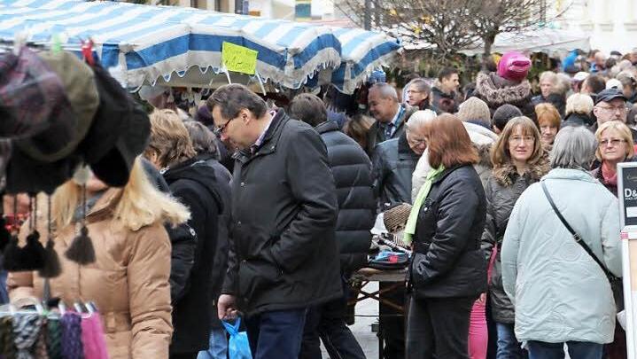 Der Andrang beim verkaufsoffenen Sonntag in Bad Staffelstein war groß. In der Bahnhofstraße waren viele Leute unterwegs.